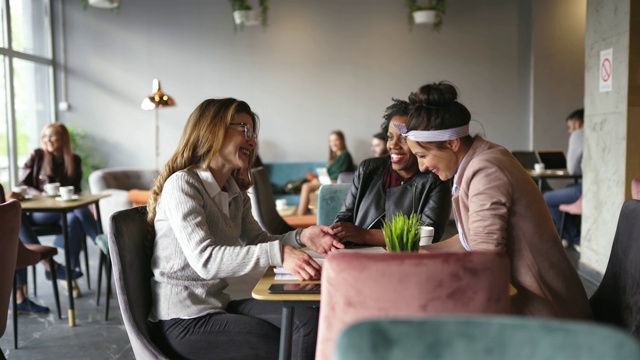 三个多民族女性朋友在咖啡厅喝咖啡视频素材
