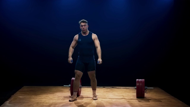男子举重运动员在举重比赛中未能做到挺举视频下载
