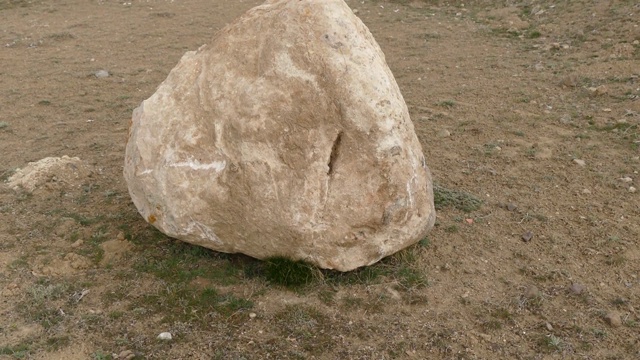 只有一块岩石，一块大石头，一块大石头在空地上，视频下载
