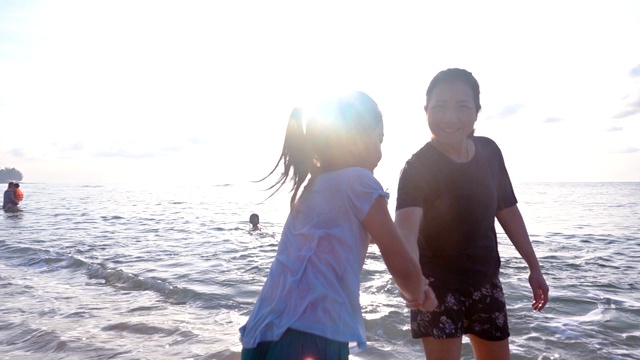 高清慢镜头:一家人戏水入海视频素材