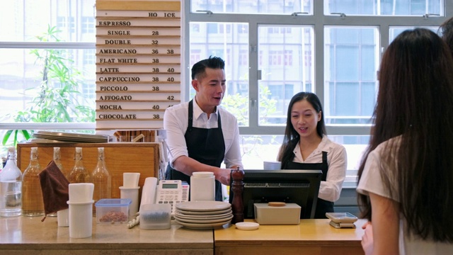 微笑的咖啡师给顾客咖啡视频素材