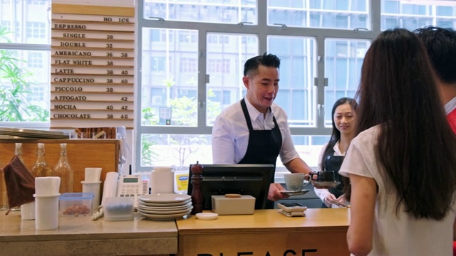 微笑的咖啡师为顾客点菜视频素材