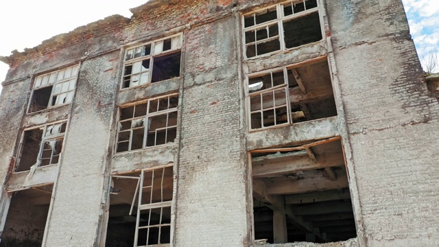 鸟瞰图一个废弃的工业工厂。视频素材