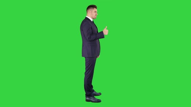 商人在绿色屏幕上竖起大拇指，色度键视频素材