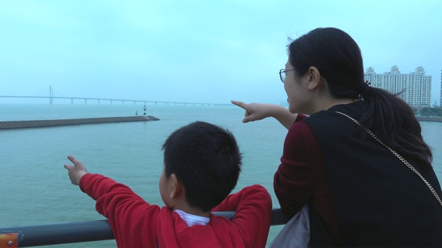 母子在游船上望着港珠澳大桥视频下载