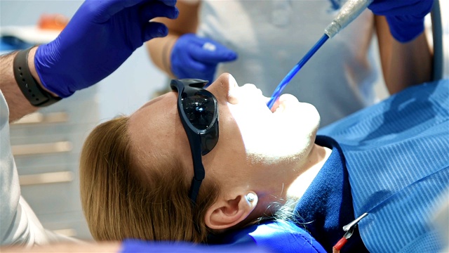 牙医进行专业牙齿清洁视频素材