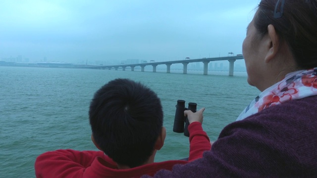 奶奶和孙子看着港珠澳大桥视频下载