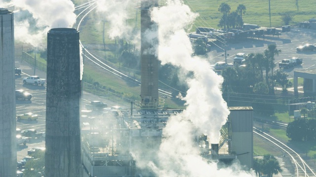 鸟瞰图工业工厂的塔提取烟雾排放视频素材