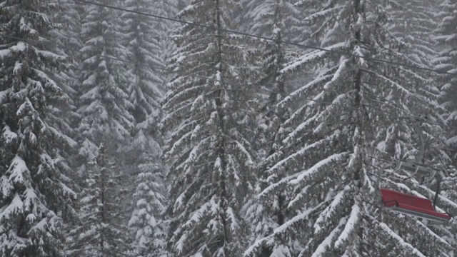 山上滑雪缆车移动的画面视频素材