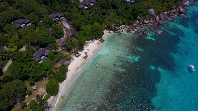 塞舌尔海滩上的无人机视频下载