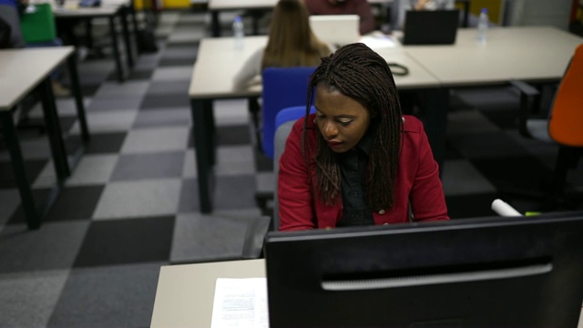 在电脑上工作的非洲女性软件开发者视频素材