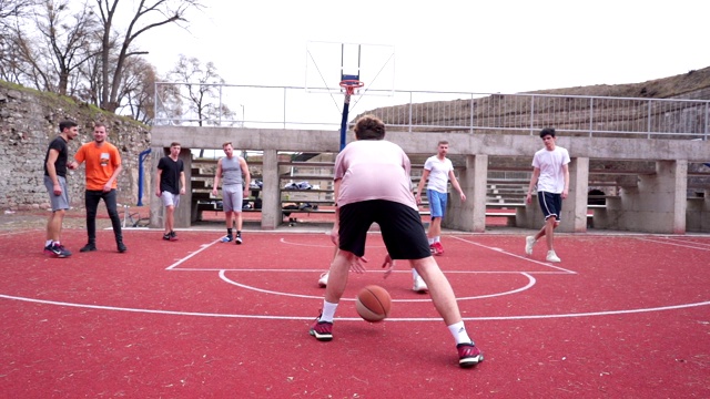 年轻的运动员在两队打篮球视频下载