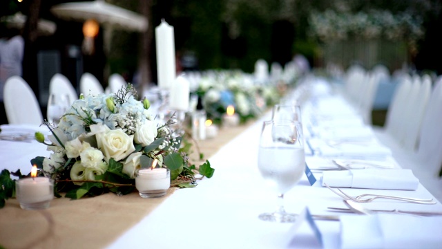 MS Dolly右边的婚宴餐桌上装饰有鲜花和蜡烛，供客人使用。视频素材