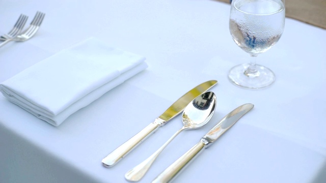 多莉女士(MS Dolly):餐桌右侧，餐具、餐巾和玻璃杯放在桌上。视频下载