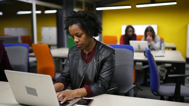 在工作中使用笔记本电脑的非洲女性视频素材