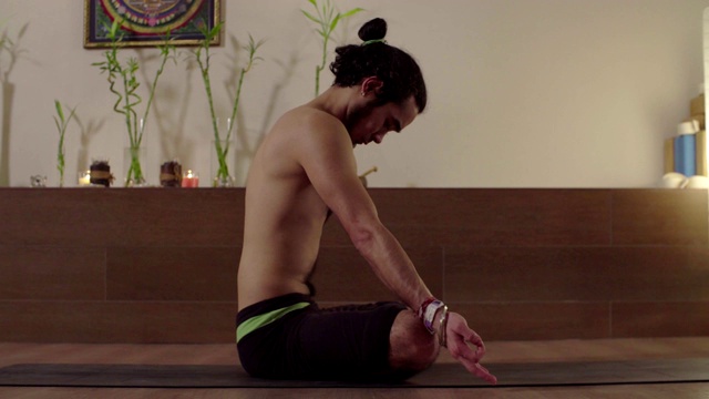 男子坐在莲花姿势和做克里亚瑜伽视频下载