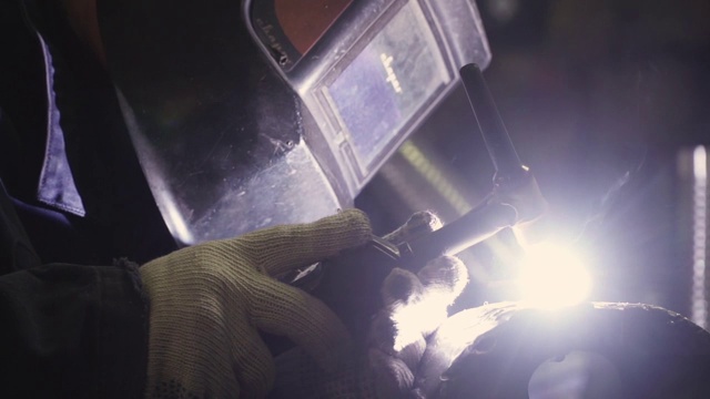 焊接时焊工面罩的特写。夹。焊工焊接结构的各个部分视频下载