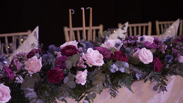 婚礼当天装饰漂亮的桌子。股票视频视频素材
