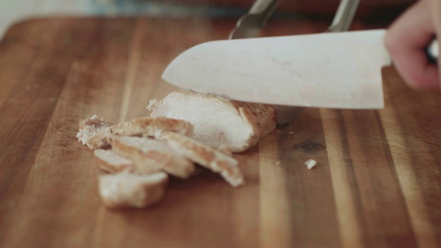 在木砧板上切烤鸡胸肉视频素材