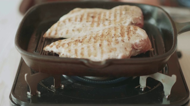 在平底锅上烤鸡胸肉视频素材