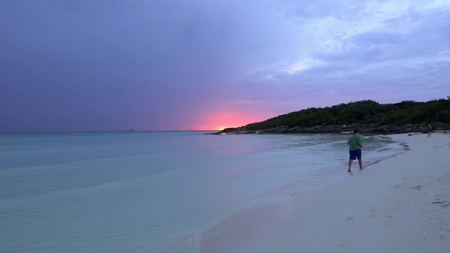 古巴圣玛丽亚岛，日出在海滩地平线上视频下载