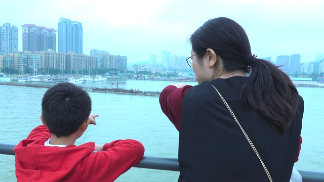 母子俩在看港口工地视频下载
