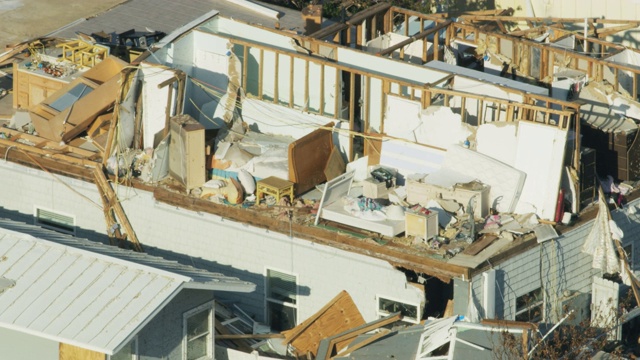 鸟瞰被飓风摧毁的财产视频下载