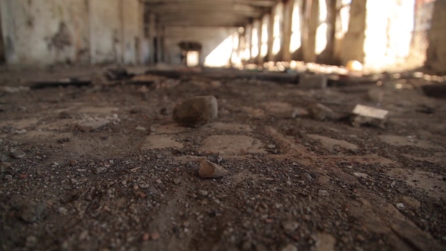 战后被摧毁的工厂。废弃的生产和墙上的洞。视频素材