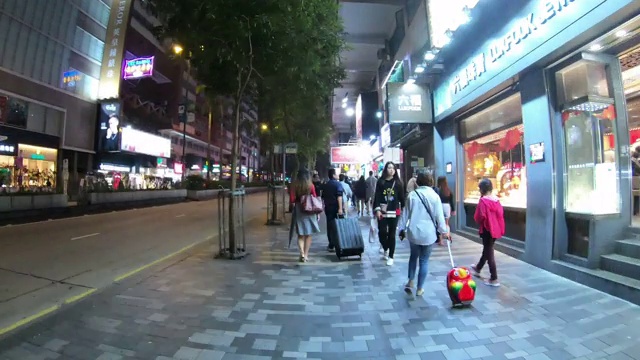 漫步在香港的尖沙咀地区视频素材