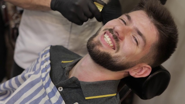 留黑胡子的顾客在理发店刮胡子。新郎,男性视频素材