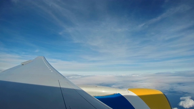 发动机翼飞机上的天空和云美丽的看法。看窗户飞机看引擎和机翼上的云和天空蓝色或蔚蓝的天空在陆地上美丽。视频下载