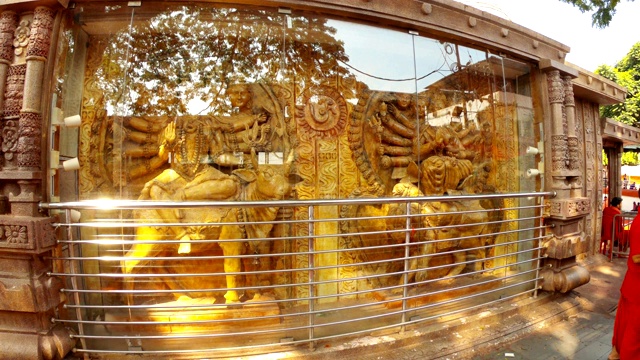 在Kamakhya寺庙院子的玻璃下有十手几头印度教神的雕像视频素材