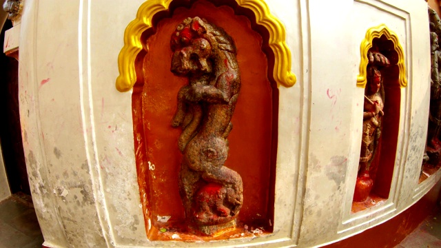 在印度寺庙Kamakhya Maa的墙壁上，吞噬人类和站在大象上的生物雕像视频素材