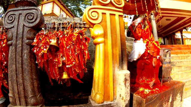 在卡马基亚玛阿神庙附近，红色的印度教神像在大象上视频素材