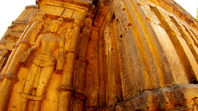 古印度寺庙Kamakhya Maa裂缝中雕刻着女神鸽子的墙壁视频素材