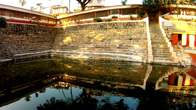 古池昆德的沙克提毗塔卡马基亚玛阿与楼梯反射印度教寺庙视频素材