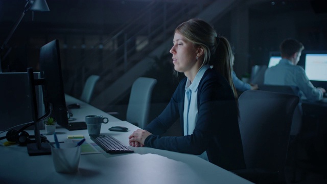 晚上在办公室过度劳累劳累的女办公室职员绝望地使用台式电脑倒在她的手上睡着了。疲惫不堪的女商人正在完成重要的项目视频素材
