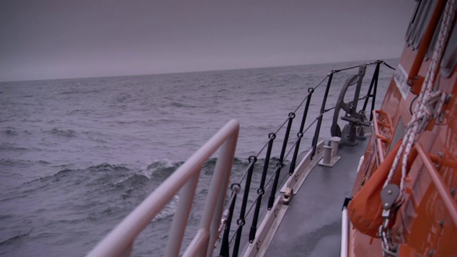 搜救船在波涛汹涌的水面上下浮动视频下载