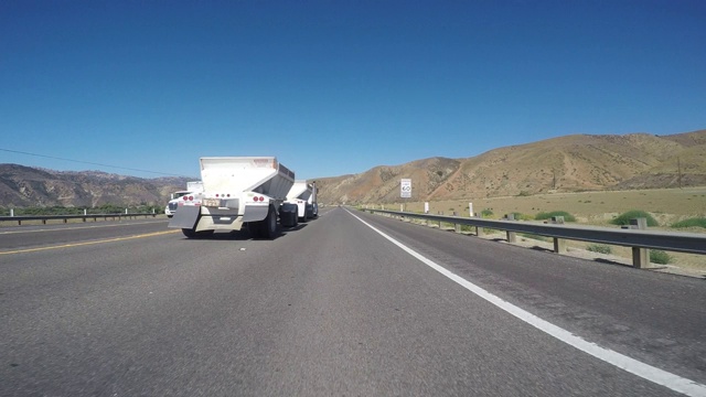 司机POV -道路在加利福尼亚-翻倍的卡车视频下载