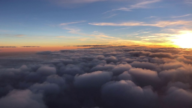 在美丽的日落和厚重的云层中飞翔视频下载