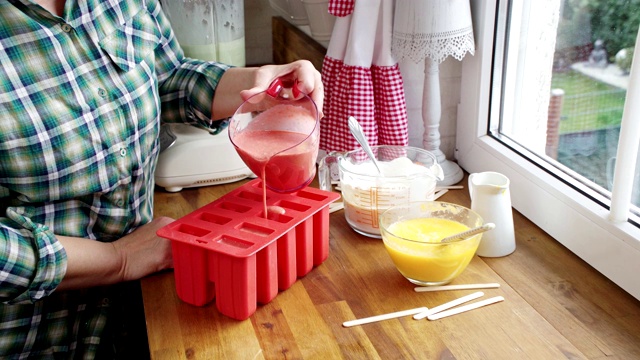 准备芒果，草莓，巧克力，酸奶冰淇淋棒视频下载