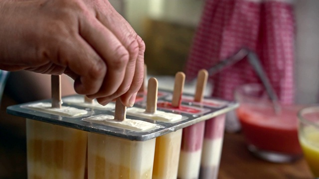 准备芒果，草莓，蓝莓，酸奶冰淇淋棒视频下载
