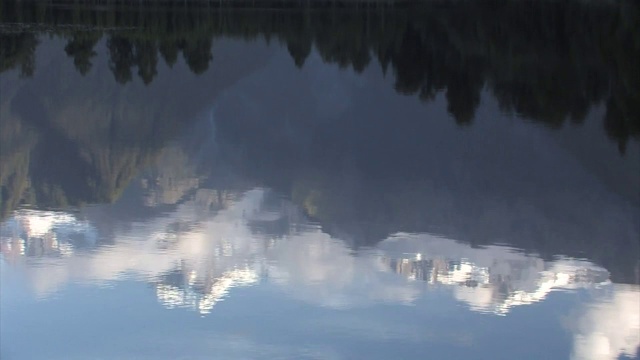 新西兰，奥拉基/库克山，倒影在马锡森湖的水中。视频素材