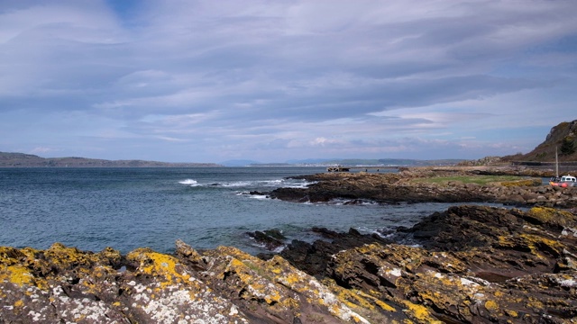 在Seamill Portencross的老码头和苔藓覆盖的岩石上的波浪苏格兰视频素材