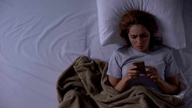 女人,床,智能手机,就寝时间视频素材