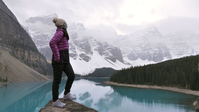 徒步旅行者女子峰峰在冰碛湖视频素材
