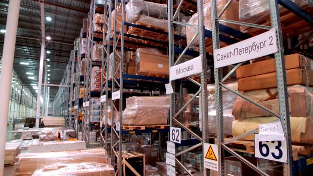 各种货物和货物放在一个大仓库的货架上视频素材