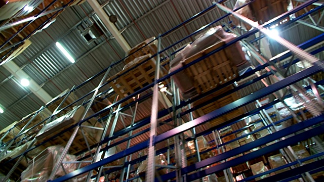 各种货物和货物放在一个大仓库的货架上视频素材