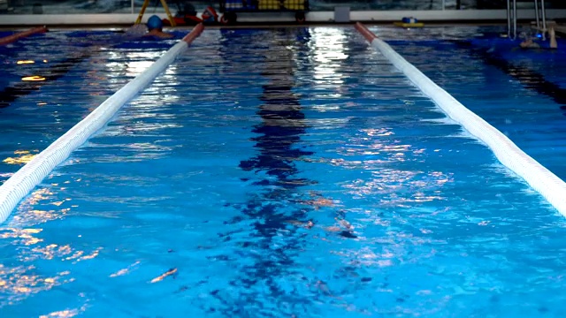 游泳女子游泳进入镜头视频素材