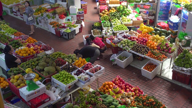 蔬菜市场摊位在越南高角度观看。创建河内市东轩市场。视频素材
